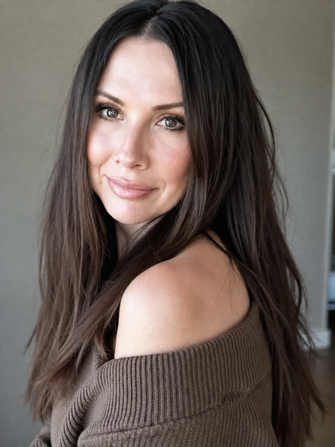 Portrait of KelliAnne Yates, Master Makeup Artist, California-Licensed Esthetician, and Custom Blender